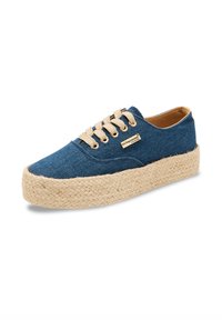 Espadrilla blu in tela con suola in corda di juta, dotata di lacci beige e occhielli color oro, e una piccola etichetta del marchio sul lato.
