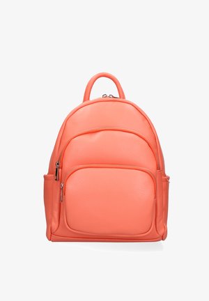 Piccolo zaino in pelle corallo con due tasche frontali con cerniera, una maniglia superiore e tasche laterali aperte, mostrato su sfondo bianco.