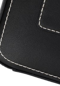 Materiale in pelle nera con finitura testurizzata, caratterizzato da cuciture bianche lungo il bordo e un design con angoli arrotondati e lisci.