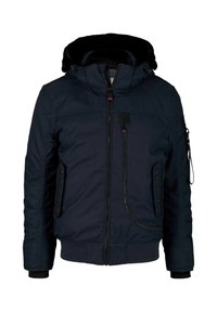 Giacca isolata blu scuro con cappuccio, dotata di tasche con zip, tessuto testurizzato e dettagli in metallo nero. La manica presenta un dettaglio con tasca laterale.