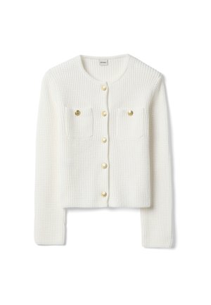 Weißer, gestrickter Cardigan mit rundem Ausschnitt, langen Ärmeln, zwei Brusttaschen und goldfarbenen Knöpfen auf der Vorderseite. Texturiertes Gewebe mit Rippenmuster.