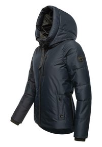 Navyfarbener Daunenjacke mit großer Kapuze, Reißverschluss vorne, zwei Fronttaschen und gerippten Bündchen. Glattes Material mit glänzender Oberfläche und Logopatch.