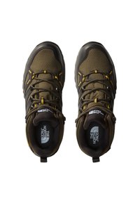 Brązowe buty trekkingowe z teksturowaną górą z tkaniny, żółtymi akcentami, czarnymi gumowymi podeszwami i logo na wkładkach. Charakteryzują się sznurowaniem i wyściełanym kołnierzem.