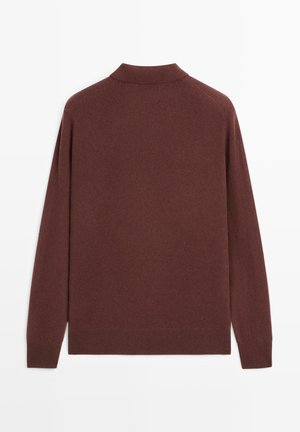 Maglione a maniche lunghe in un profondo borgogna, con colletto alto e polsini a coste, realizzato in un morbido tessuto testurizzato.