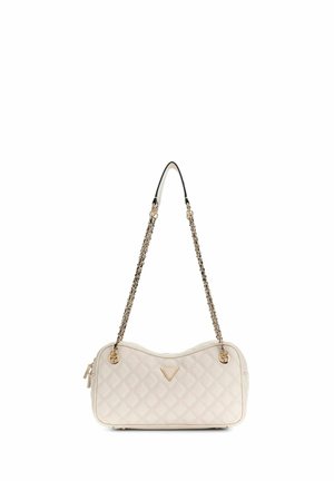 Sac à bandoulière en cuir matelassé crème avec une chaîne dorée et un emblème triangulaire doré au centre à l'avant.