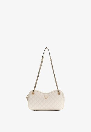 Sac à bandoulière en cuir matelassé crème avec une chaîne dorée et un emblème triangulaire doré au centre à l'avant.