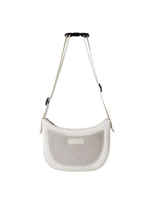 Weiße Leder-Schultertasche mit grauer Wildleder-Frontplatte, kurvenförmiger Gestaltung, verstellbarem Tragegurt und einer oberen Reißverschlussöffnung. Verfügt über ein rechteckiges Etikett.