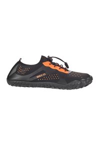 Chaussures aquatiques noires légères avec accents orange, tige en mesh respirante, semelle en caoutchouc texturée et système de laçage élastique pour un ajustement sûr.