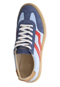 Zapatillas de ante en azul claro y marino con acentos rojos, cordones blancos y suela de goma tostada. Presenta un logo en el lateral y detalles cosidos.