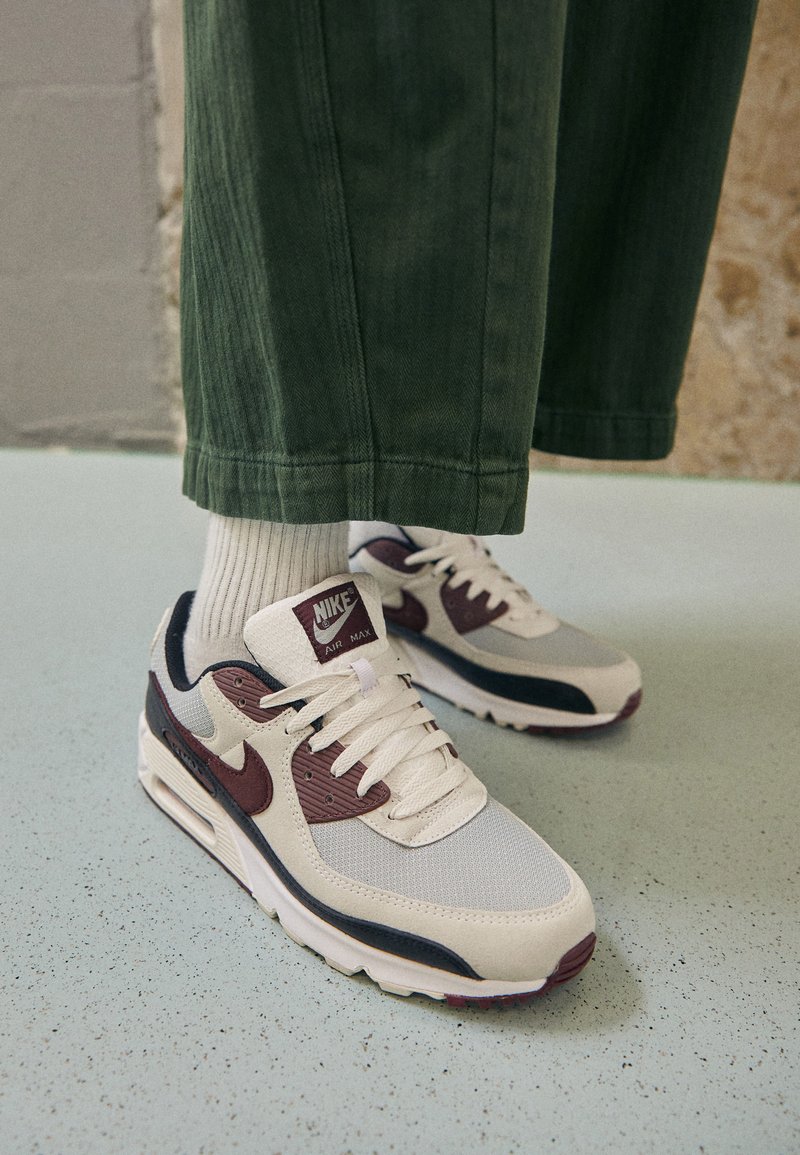 Air Max 1 LV8 Obsidian, Men's Fashion, Footwear, Sneakers on Carousell