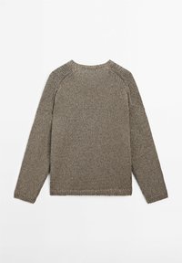 Pull gris en tricot avec manches longues, encolure ronde et finition texturée. Il présente des manches raglan et une bordure côtelée au bas et aux poignets.