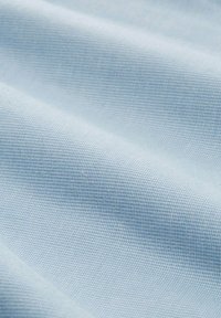 Tela tejida de color azul claro con un patrón texturizado, que presenta un diseño de cuadrícula sutil y un acabado suave.