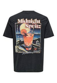 Camiseta de algodón negra con un estampado gráfico de una copa de cóctel con una rodaja de naranja, el texto "Midnight Spritz" y un fondo costero.
