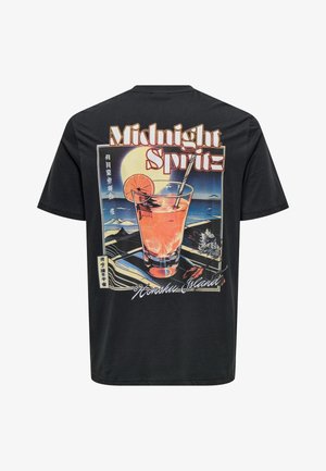 Camiseta de algodón negra con un estampado gráfico de una copa de cóctel con una rodaja de naranja, el texto "Midnight Spritz" y un fondo costero.