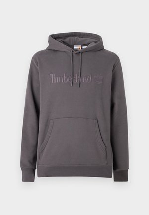 Mørkegrå Timberland hættetrøje med forlomme og broderet logo på brystet, vist på en ensfarvet baggrund.