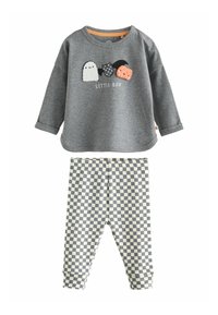Børnetøj med grå langærmet bluse med et design af spøgelse, flagermus og græskar samt ternede grå og hvide bukser.