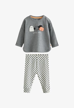 Dětský obleček se šedým dlouhým rukávem, na kterém je design ducha, netopýra a dýně, a kostkované šedé a bílé kalhoty.