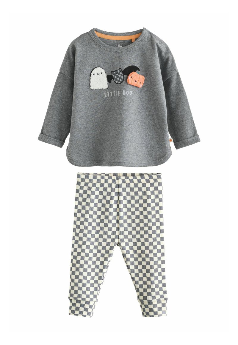 Børnetøj med grå langærmet bluse med et design af spøgelse, flagermus og græskar samt ternede grå og hvide bukser.