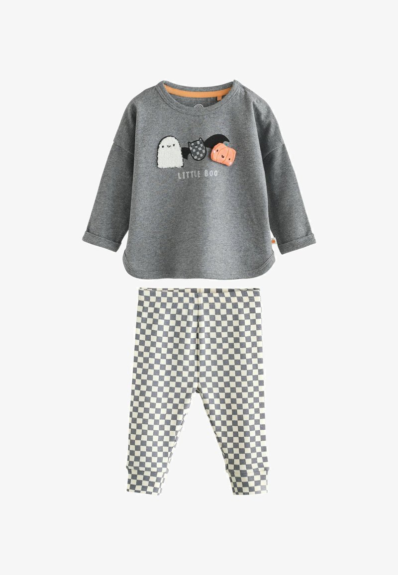 Kleinkind-Outfit mit grauem Langarmshirt, das ein Ghost, eine Fledermaus und ein Kürbisdesign zeigt, und einer karierten grauen und weißen Hose.