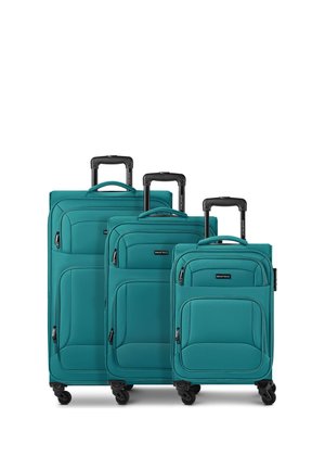 Drie zachte teal-kleurige koffers met vier wielen en zwarte uitschuifbare handgrepen in kleine, middelgrote en grote maten.