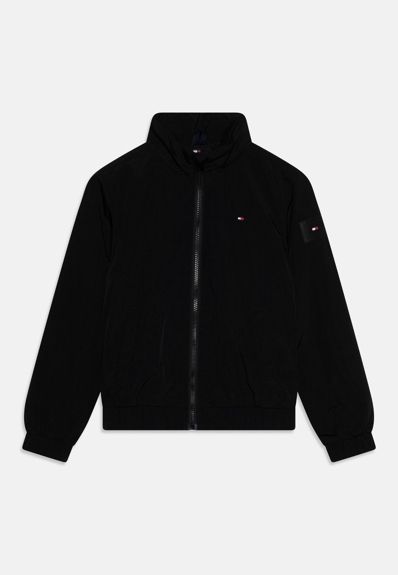 Zwarte windjack van lichtgewicht materiaal, met een hoge kraag, ritssluiting aan de voorkant, elastische manchetten en twee zijzakken.