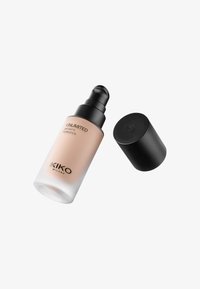 KIKO Milano Unlimited 24H matte foundationflaske med svart pumpe dispenser og fjernet svart hette på hvit bakgrunn.