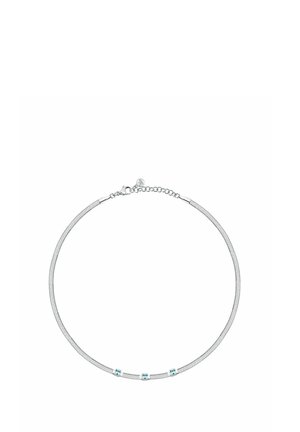 Collana choker in rete d'argento con tre piccoli cristalli blu distribuiti uniformemente sulla parte anteriore, con chiusura a moschettone e catena di estensione.