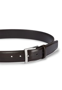 Bruine leren riem met een gladde textuur, een zilveren metalen gesp en meerdere maatgaten langs de band.