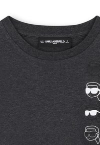 Grijze katoenen t-shirt met drie witte grafische ontwerpen van gezichten met een zonnebril. Ronde hals met geribbelde details.