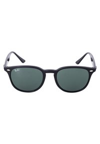 Ochelari de soare din plastic negru cu lentile de un verde închis, formă rotundă și accente argintii pe balamale; brațe negre flexibile.