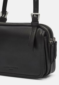 Borsa a tracolla in pelle nera con hardware argentato, chiusura con zip e tracolla regolabile; presenta una texture liscia e un logo impresso.
