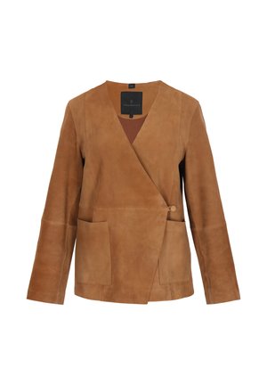 Veste portefeuille en daim marron dotée de manches longues, d'un col en V, de deux poches avant et d'une fermeture par boutons. Texture lisse avec des coutures minimales.