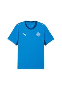 Μπλε ποδοσφαιρική φανέλα από συνθετικό ύφασμα, με στρογγυλή λαιμόκοψη, κοντά μανίκια και λευκές λεπτομέρειες με λογότυπα στους ώμους και το στήθος.