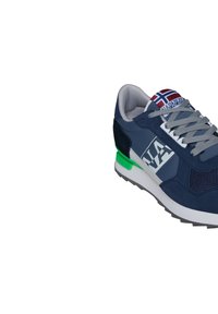 Sneaker blu navy con pannelli in rete e suede, accentuato da un tallone verde, suola bianca e lacci grigi. Presenta un logo sul lato e una linguetta con motivo.