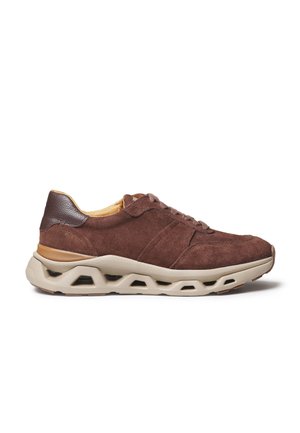 Chaussure de sport en daim marron avec col rembourré, laçage à l'avant et semelle épaisse beige avec motifs géométriques découpés.