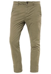 Pantalon décontracté pour homme coupe slim en vert olive clair, avec fermeture par bouton et passants pour ceinture, présenté sur fond blanc.