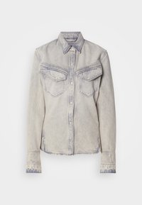 Camicia in denim chiaro con colletto a punta, due tasche sul petto e chiusura con bottoni. Caratterizzata da cuciture a contrasto e orlo sfilacciato.