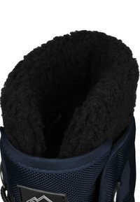 Marineblauer Stiefel mit einer strukturierten Oberfläche, der eine dicke schwarze Fleece-Innenseite und einen abgerundeten Kragen aufweist. Metallische Akzente in der Nähe der Schnürung.