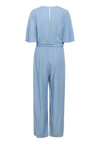 Jumpsuit de denim azul claro con mangas cortas, cintura ceñida con cinturón, piernas anchas y un escote tipo ojal en la parte posterior con un solo botón de cierre.