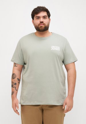 Lys grøn t-shirt med korte ærmer lavet af blød bomuld, med et hvidt "JACK & JONES" logo på venstre bryst. Enkel, afslappet pasform.