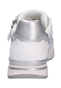 Witte sneaker met een zilveren metallic accent op de hiel, voorzien van een textiele bovenkant en een gevoerde zool met een zilveren streep.