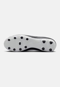 La semelle de la chaussure de sport noire présente des picots coniques noirs disposés stratégiquement sur une base blanche. Texture lisse avec une forme courbée et un logo détaillé.