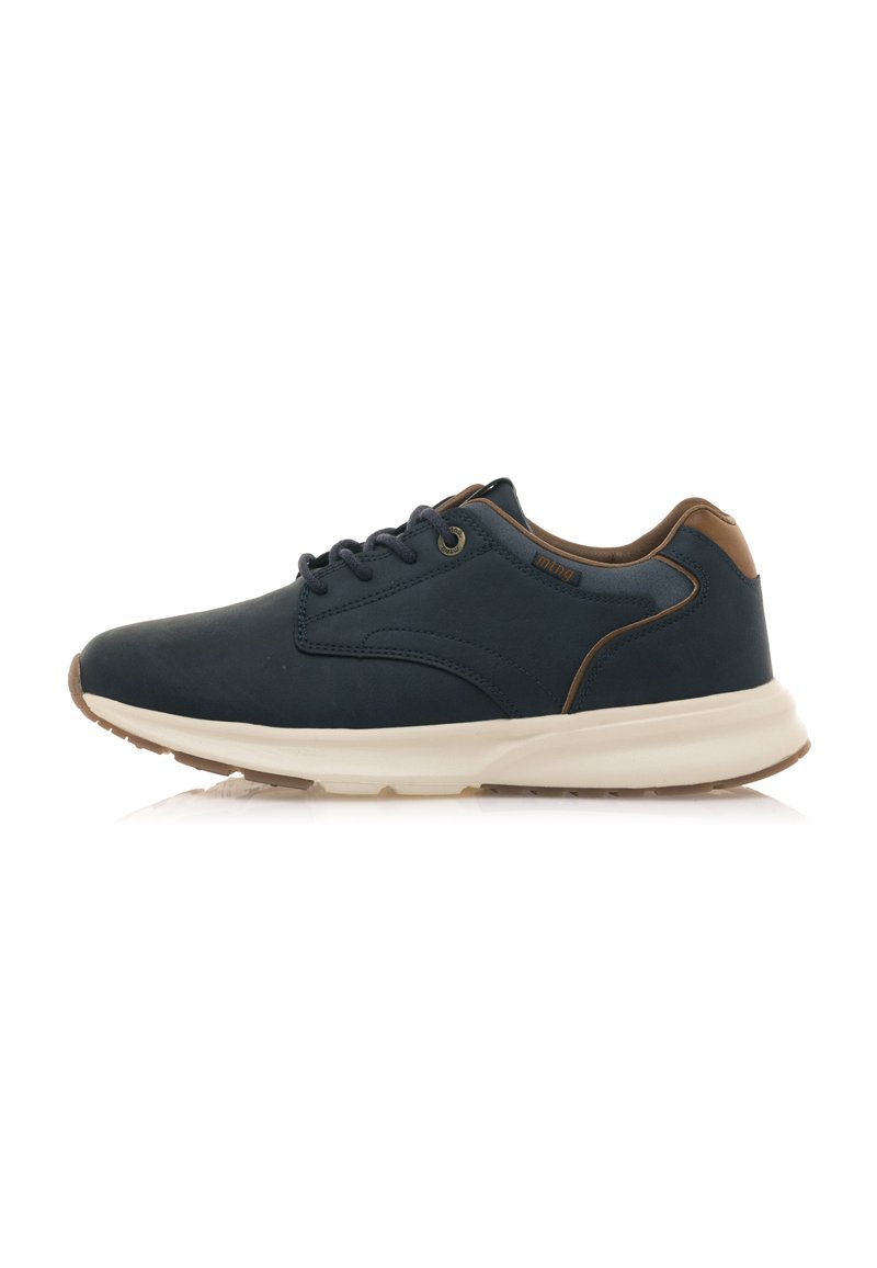 Scarpe da uomo blu navy con una tomaia in sintetico liscio, dettagli in pelle marrone, chiusura con lacci e una suola imbottita color crema.