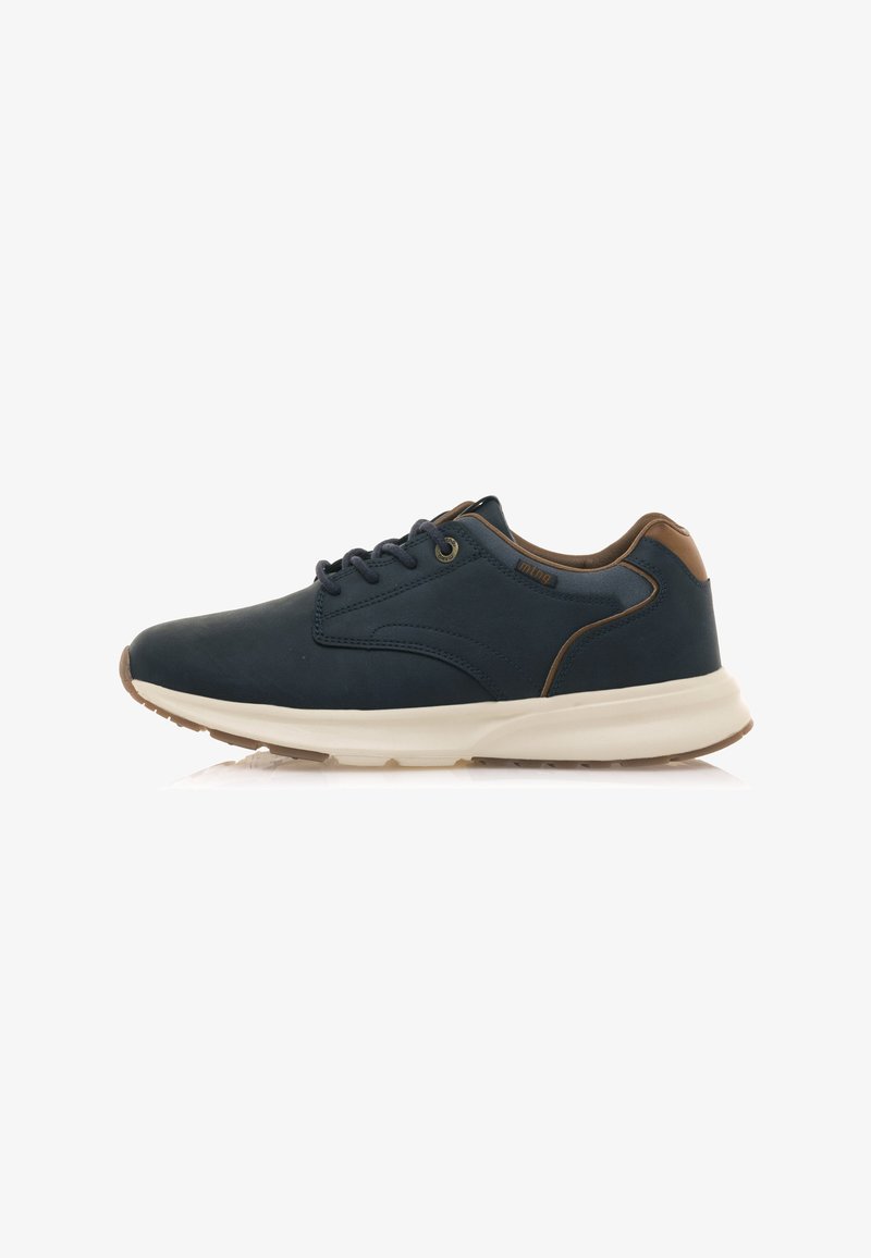 Scarpe da uomo blu navy con una tomaia in sintetico liscio, dettagli in pelle marrone, chiusura con lacci e una suola imbottita color crema.