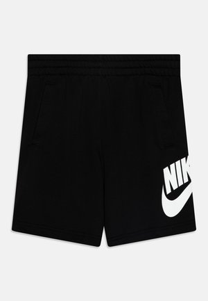 Svarte treningsshorts laget av mykt stoff med elastisk midje, med sidelommer og en stor hvit Nike-logo på høyre side.