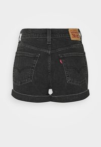Pantalones cortos de mezclilla negra con un dobladillo doblado, que cuentan con dos bolsillos traseros y una etiqueta de cuero marrón. Costuras simples acentúan el diseño.