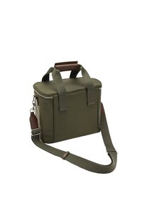 Izolowana torba oliwkowozielona z brązowymi skórzanymi akcentami, o prostokątnym kształcie, zamykana na zamek, z dwoma górnymi uchwytami i odpinanym paskiem na ramię.