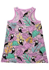 Rosa ärmelloses Kleid mit einem Tukankopf- und tropischen Blattmuster, das leuchtende grüne, gelbe und lila Akzente auf einem weichen Stoff aufweist.