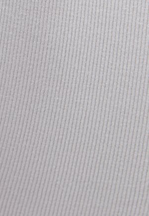 Hellgrauer, gerippter Stoff mit feinen vertikalen Linien, der eine glatte Textur und einen leichten Glanz aufweist. Ideal für Bekleidungsanwendungen.