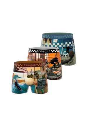 Trois paires de boxers Freegun colorés avec des scènes de surf et de skateboard, avec des ceintures à carreaux noires, bleues et marron.